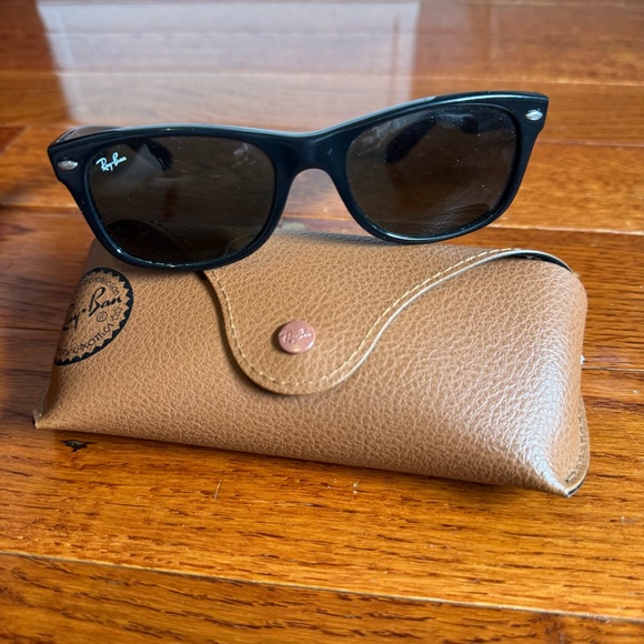 Ray-Ban RB 2132 NEW WAYFARER CLASSIC Black Sunglasses - Picture 10 of 11